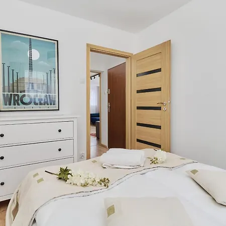 Centre & Main Square By Renters Apartment