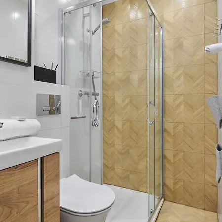 Centre & Main Square By Renters Apartment *
